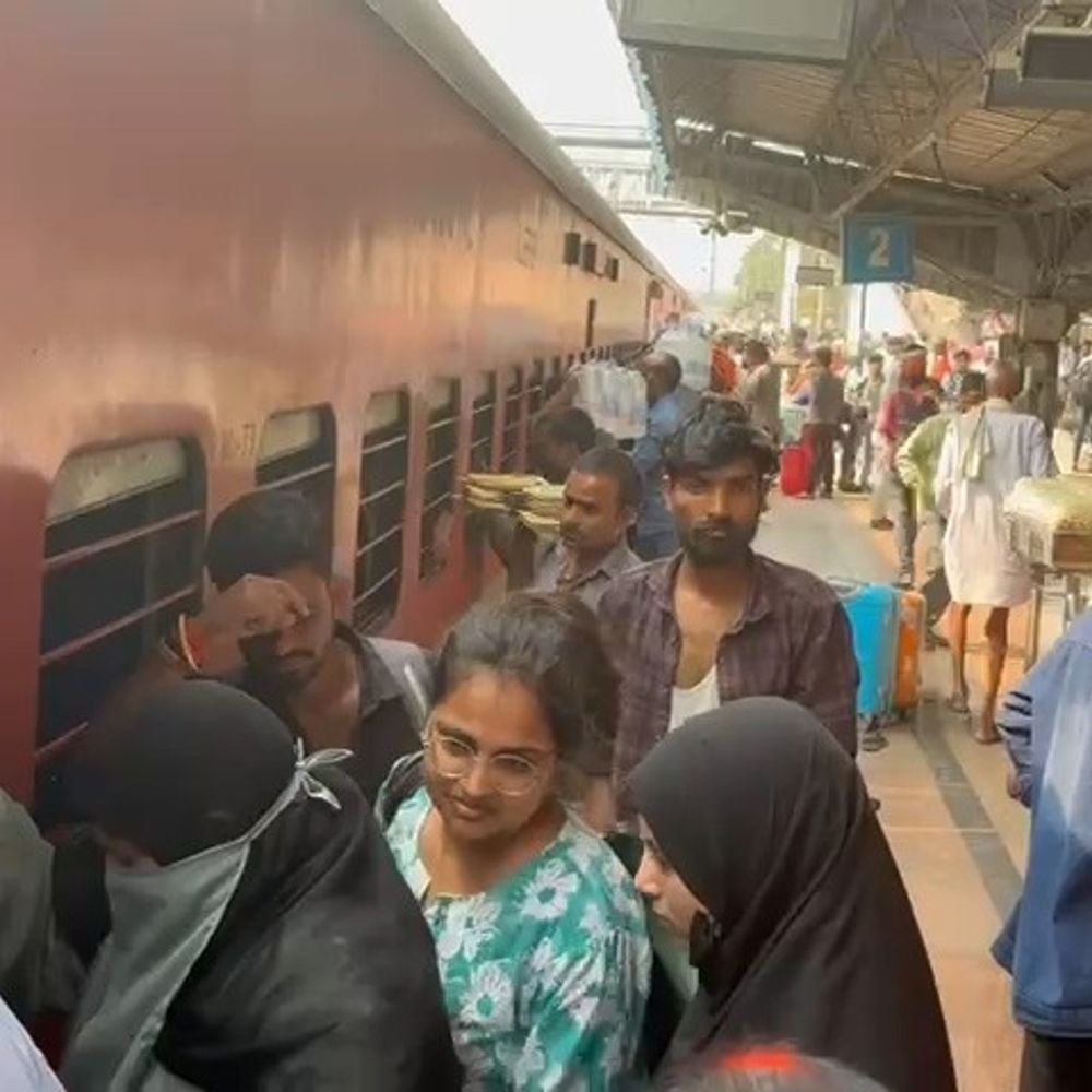 गोंडा से बिहार जा रहीं 15 स्पेशल ट्रेनें:लाखों की संख्या में यात्रा कर रहे लोग, खड़े होने की भी नहीं मिल पा रही जगह
