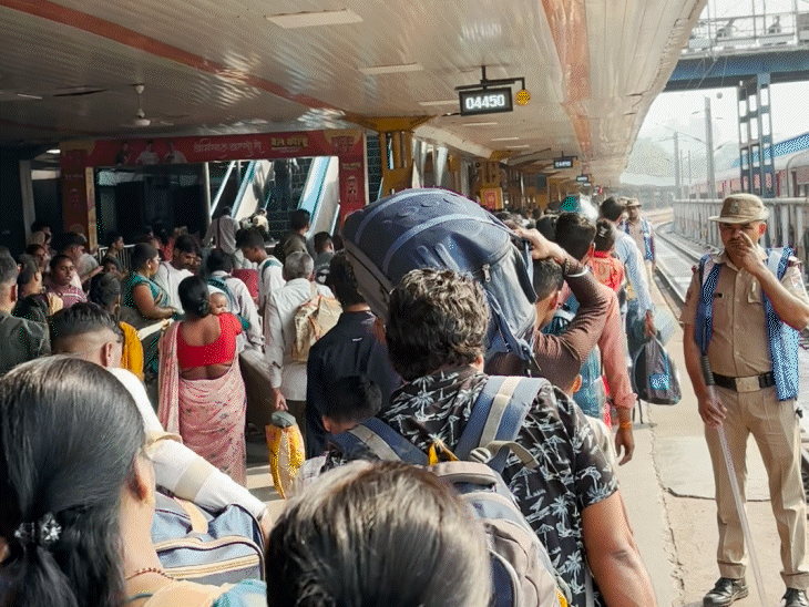 लंबी लाइनें, भरी ट्रेनें, लोग बोले- वोट से जवाब देंगे:छठ पूजा के लिए बिना सीट 33 घंटे बिहार का सफर, क्या चुनाव में दिखेगा गुस्सा