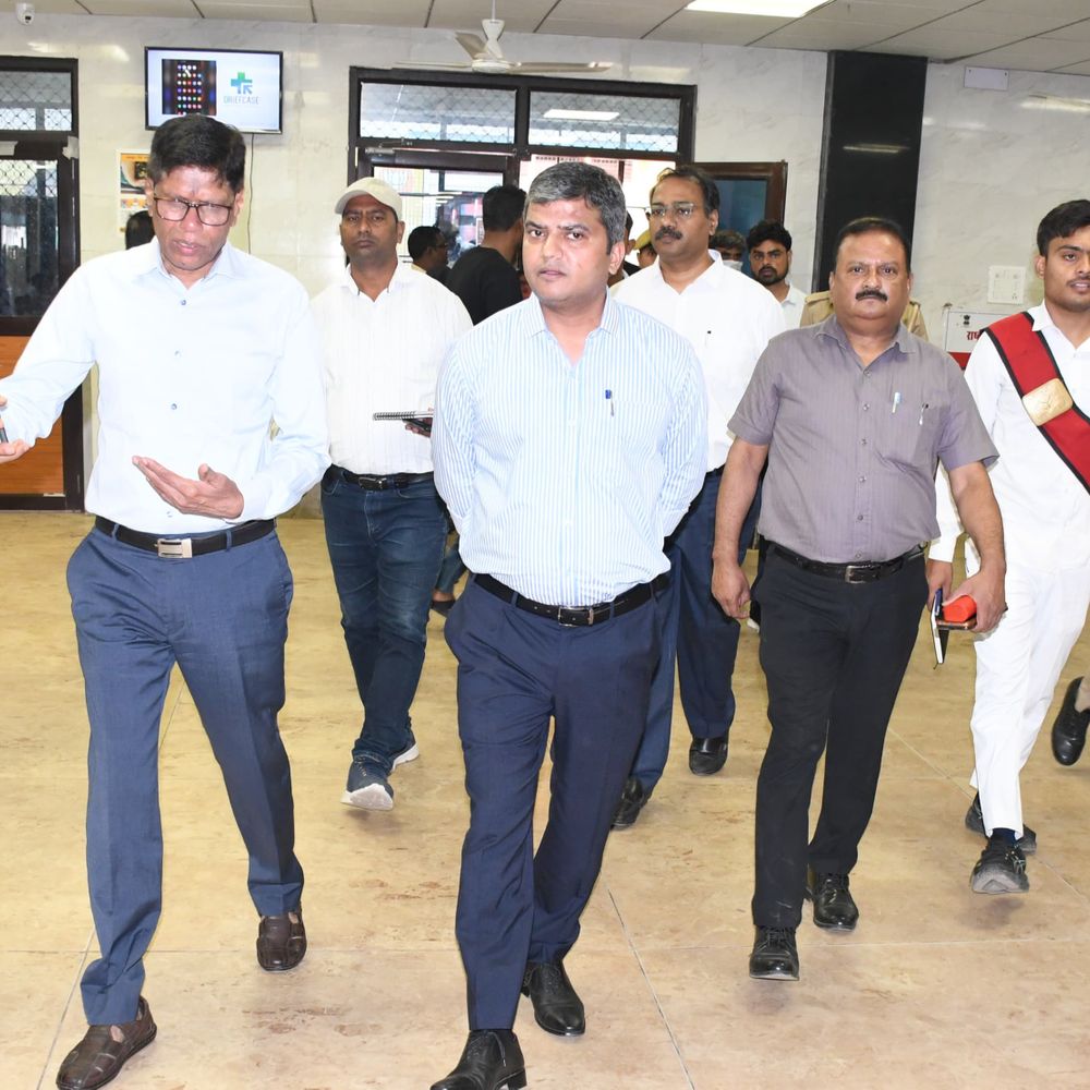 जिलाधिकारी ने SRN हॉस्पिटल का किया औचक निरीक्षण:व्यवस्थाओं में सुधार के दिए निर्देश, मरीजों को बेहतर सुविधाएं देने के निर्देश
