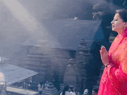 अल्मोड़ा पहुंचीं उर्वशी रौतेला, जागेश्वर धाम में टेका माथा:पुजारी से कलाई पर बंधवाया रक्षा धागा, सिगौड़ी-बाल मिठाई के डब्बे खरीदे