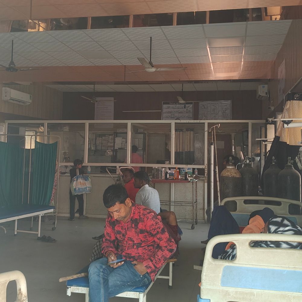 हाथरस के जिला अस्पताल इमरजेंसी वार्ड में बिजली गुल:मरीजों-तीमारदारों ने अंधेरे में झेली परेशानी, इलाज में आई दिक्कत