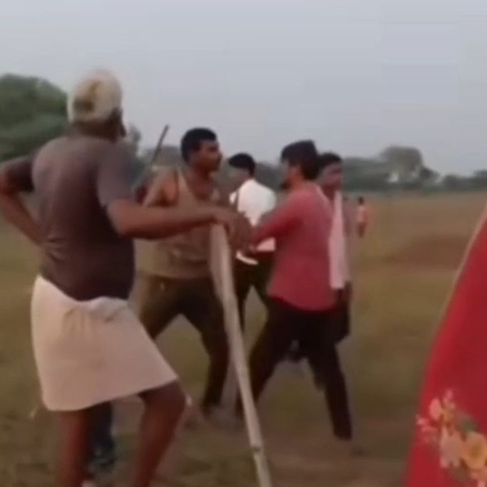 महोबा में खेत की मेड को लेकर मारपीट, VIDEO:दोनों ओर से लाठी-डंडे चले; महिलाओं समेत 7 घायल, मूंगफली की कटाई के दौरान विवाद
