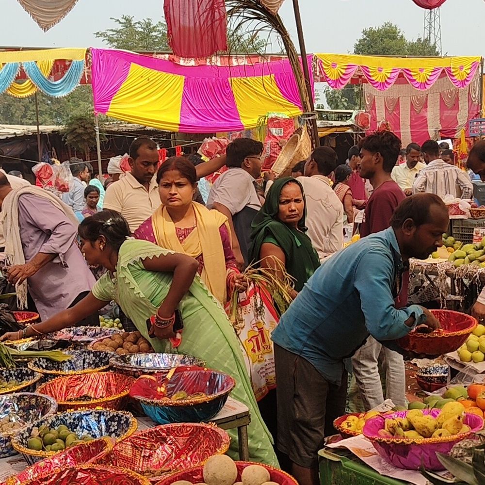 संतकबीर नगर में खरना को लेकर फलों से सजा बाजार:165 घाट तैयार किए गए, महिलाएं देंगी भगवान भास्कर को अर्घ्य