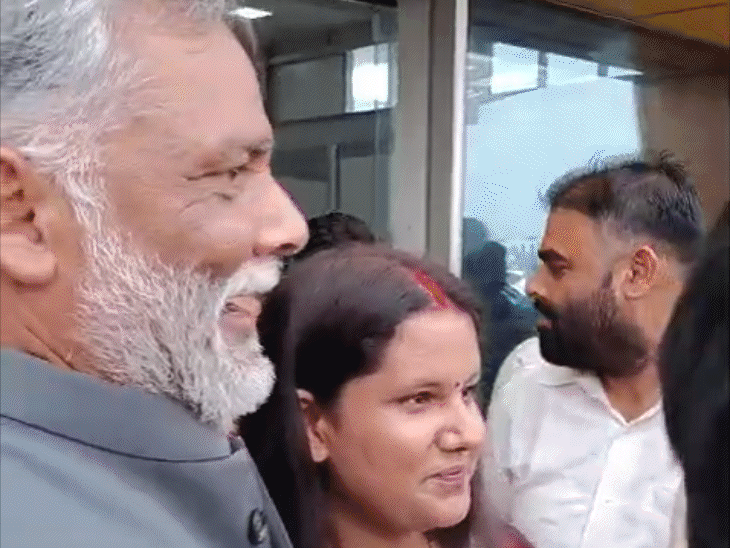 पूर्णिया एयरपोर्ट से दिल्ली-हैदराबाद के लिए डायरेक्ट फ्लाइट शुरू:दिल्ली से पहली फ्लाइट पहुंची पूर्णिया, सांसद पप्पू यादव ने पैसेंजर्स, पायलट-एयरहॉस्टेस को बांटे रेड रोज