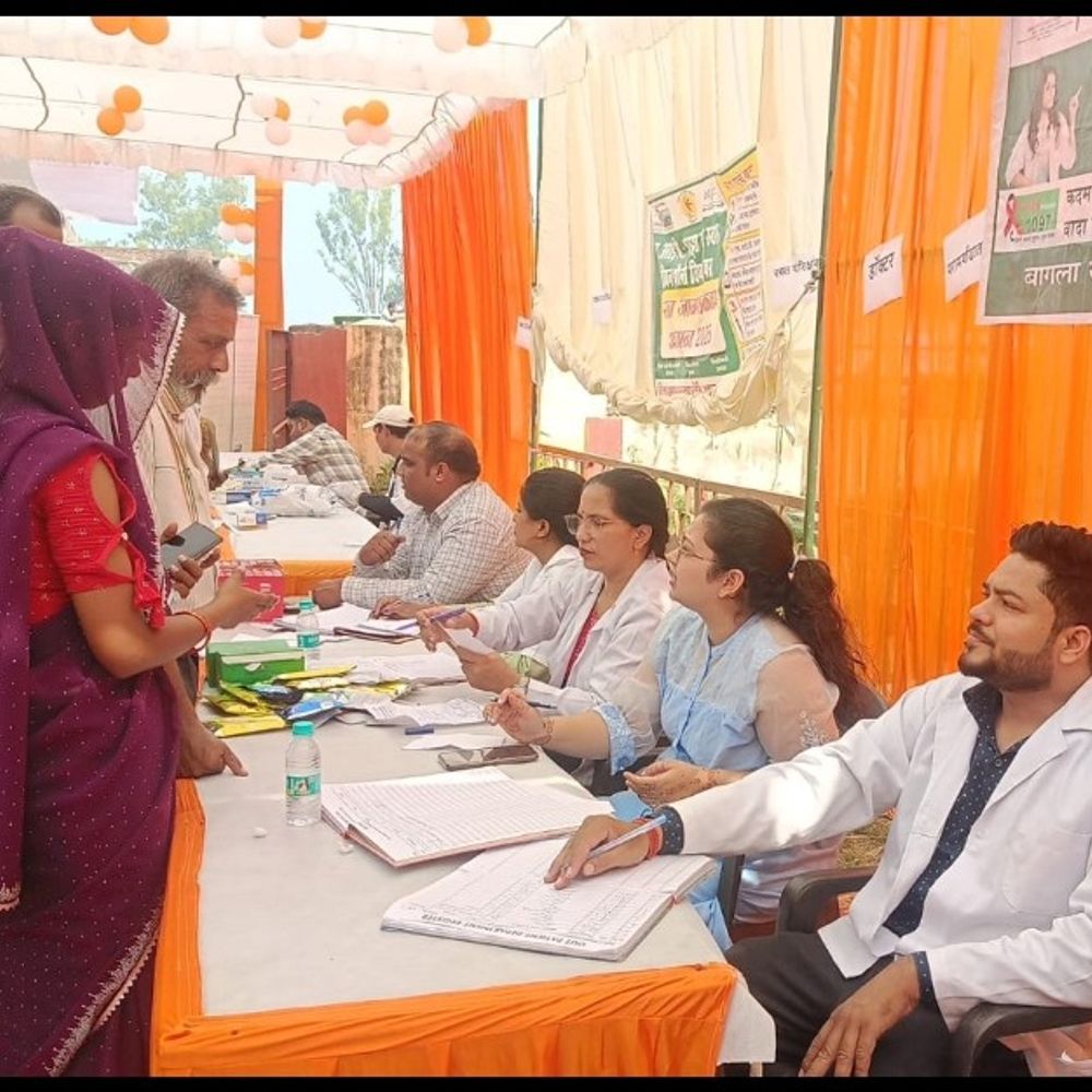 हाथरस में मेगा हेल्थ कैंप आयोजित:800 से अधिक लोगों का स्वास्थ्य परीक्षण, बीमारियों की जानकारी दी