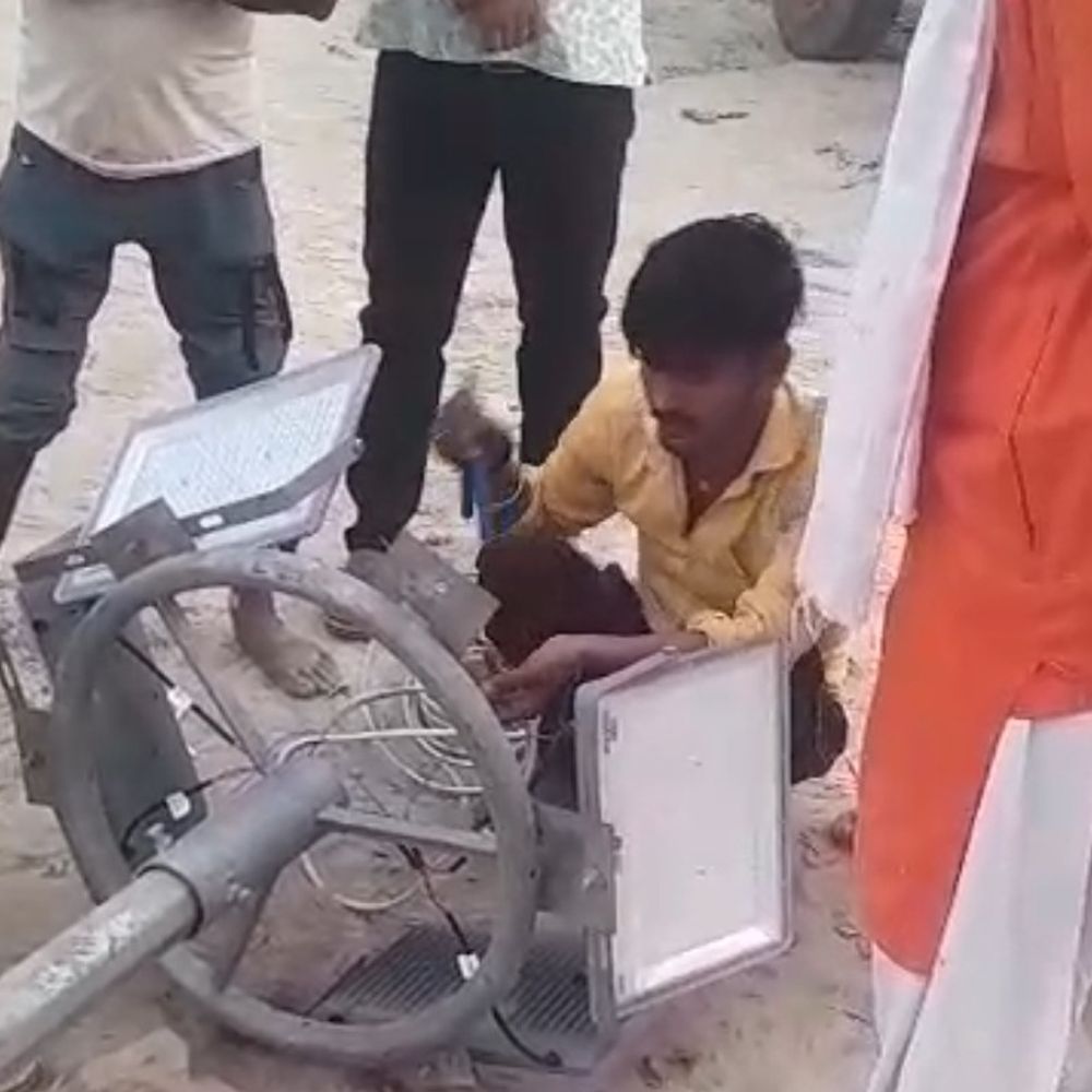 सांसद अवधेश प्रसाद के बेटे ने उखड़वाई हाई मास्ट लाइट:भाजपा विधायक ने दोबारा लगवाई, अयोध्या में खुशी का माहौल