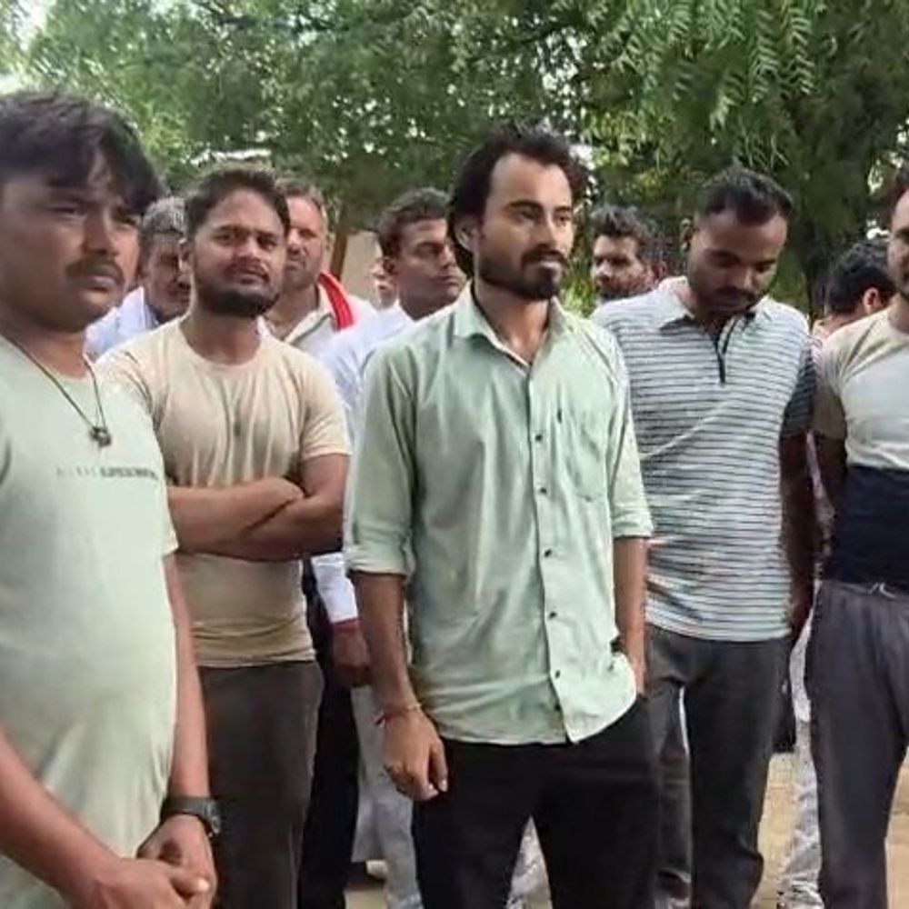 महोबा में रेलवे ट्रैक पर मिला युवक का शव:परिजनों ने जताई ब्लैकमेलिंग के चलते हत्या की आशंका, पुलिस भर्ती की कर रहा था तैयारी