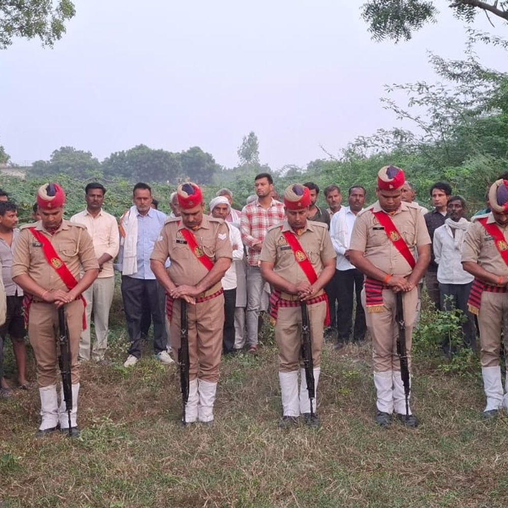 हेड कांस्टेबल ओमपाल को राजकीय सम्मान के साथ अंतिम विदाई:फिरोजाबाद में लोगों की उमड़ी भीड़, जवानों ने दिया गार्ड ऑफ ऑनर