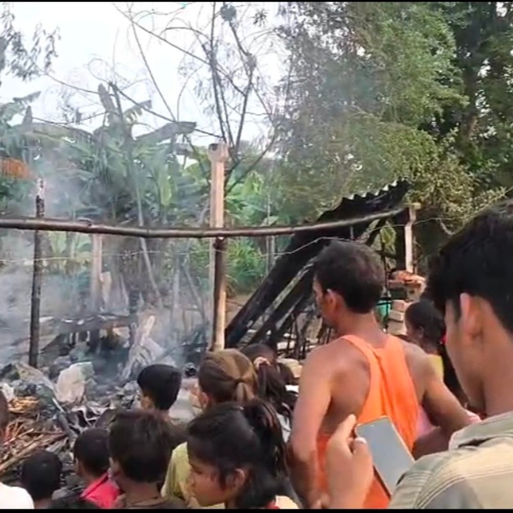 कल्याणपुर के रामभद्रपुर में तीन घर जले:एक ही परिवार के मकान प्रभावित, हजारों का सामान जलकर राख