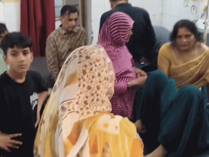 अटरू में कार पलटी, चार लोग गंभीर घायल:  तेज रफ्तार कार को बचाने के चक्कर में हादसा – Atru News