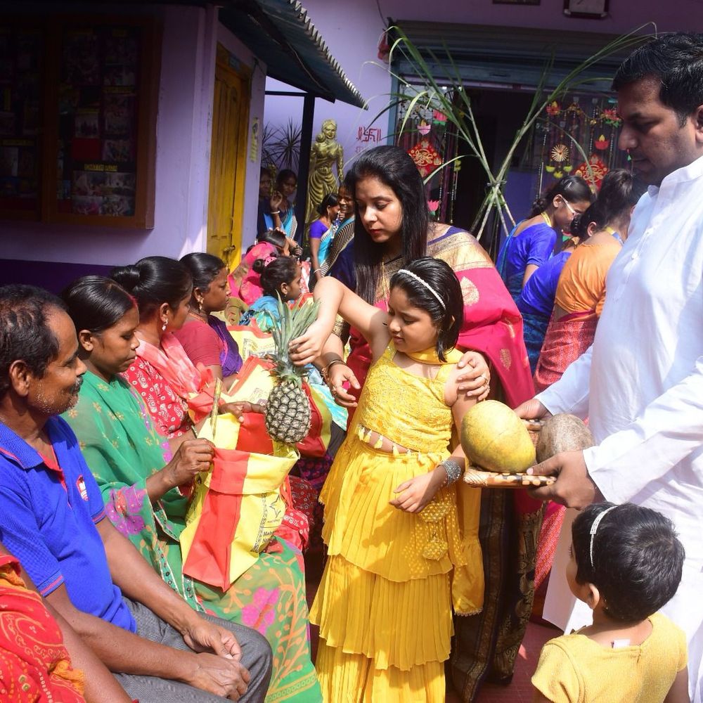 किड्जी जॉनी किड्स स्कूल में बांटी छठ की पूजन सामग्री