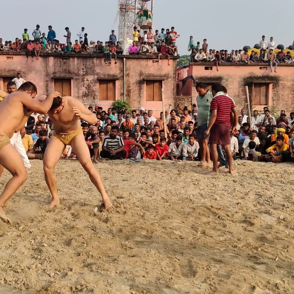 इंटर स्टेट दंगल प्रतियोगिता में महिला और पुरुष पहलवानों ने लिया हिस्सा