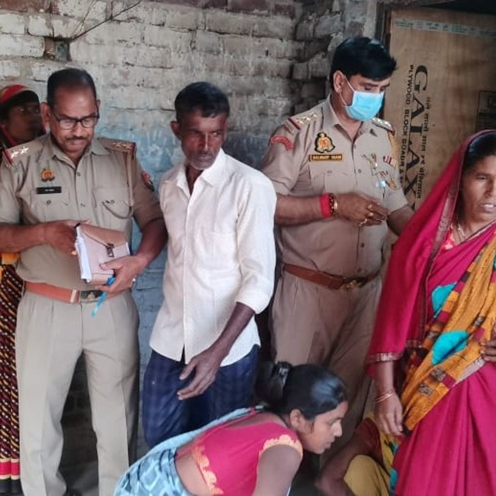 सीतापुर में विवाहिता का शव फंदे से लटका मिला:पिता ने पति-ससुर पर दहेज हत्या का लगाया आरोप