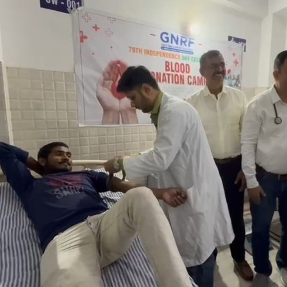 प्रयागराज में 50 से अधिक लोगों ने किया रक्तदान:करेली के गौस मेडिकेयर सेंटर में आयोजित हुआ रक्तदान शिविर