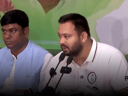 तेजस्वी का ऐलान-सत्ता में आए तो बिना ब्याज लोन देंगे:कहा- मुझे सिर्फ 20 महीने चाहिए; रामपुर में जनसभा कर रहे अनंत सिंह का मंच टूटा