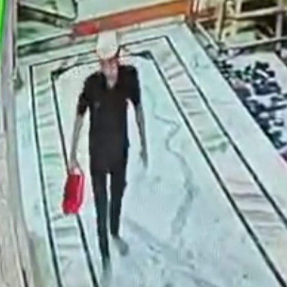 मेरठ मस्जिद से जूते चोरी:सीसीटीवी में कैद हुई घटना, वीडियो वायरल