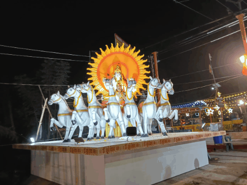 रंगीन झालरों व रोशनी से जगमग छठ पूजा घाट:पनकी नहर घाट में सजीं रंगीन बेदियां, सूर्य भगवान की मूर्ति बनी आकर्षण का केंद्र