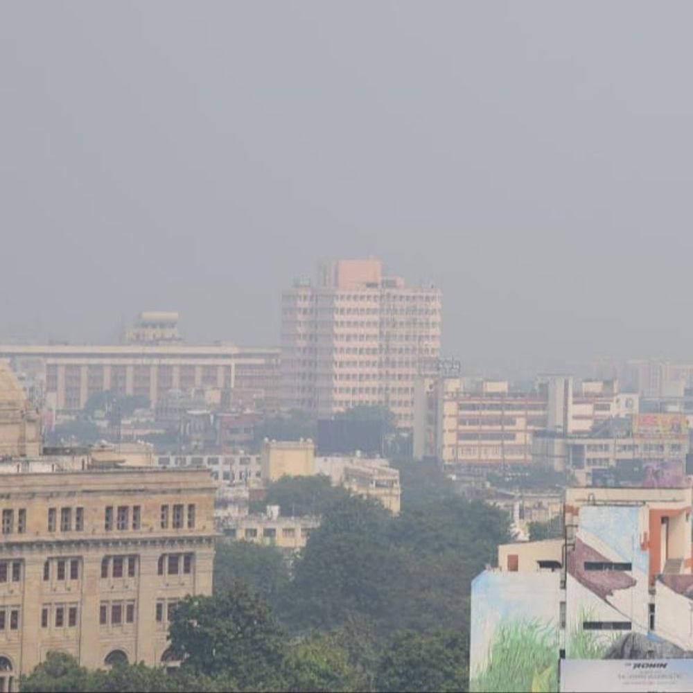 लखनऊ में मोहनलालगंज क्षेत्र में बारिश का अलर्ट:सुबह से छाई धुंध,4 डिग्री पारा गिरने से बढ़ेगी सिहरन,लालबाग और अलीगंज में खराब हुई हवा