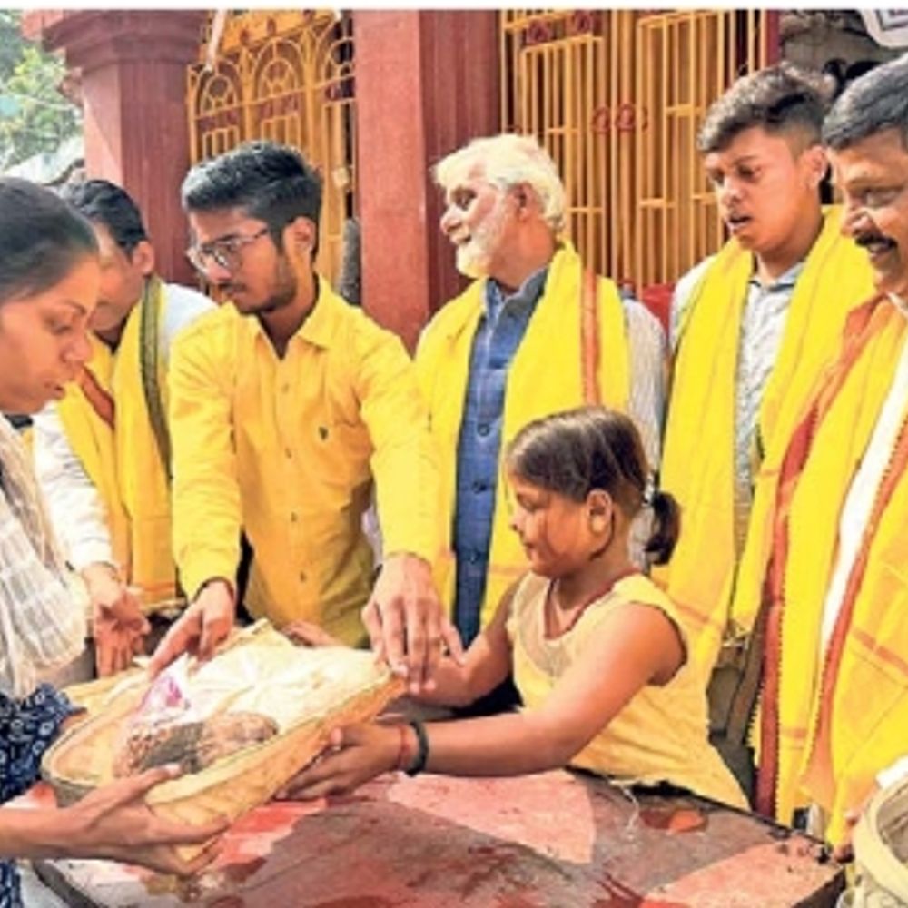 श्रद्धा : जो व्रत नहीं रख रहे, वे व्रतियों की कर रहे मदद