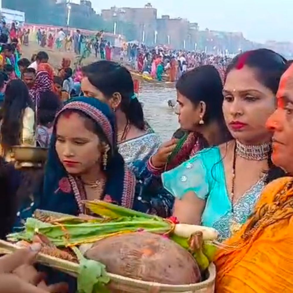 लखीसराय में डूबते सूर्य को अर्घ्य:छठ घाटों पर अव्यवस्था के बीच हुई पूजा