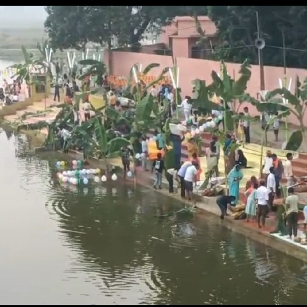 चौथम के छठ घाटों पर श्रद्धालुओं ने दिया अर्घ्य:अस्ताचलगामी सूर्य की पूजा, घाटों पर दिखी बेहतर साफ-सफाई और सजावट