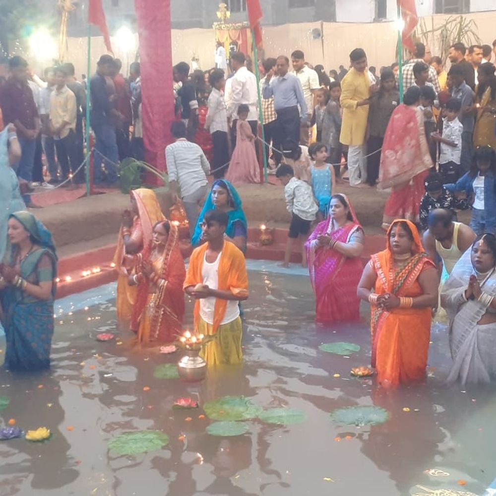 बलिया में छठ व्रतियों ने अस्ताचलगामी सूर्य को अर्घ्य दिया:परिवहन मंत्री दयाशंकर सिंह ने भी पूजन-अर्चन किया
