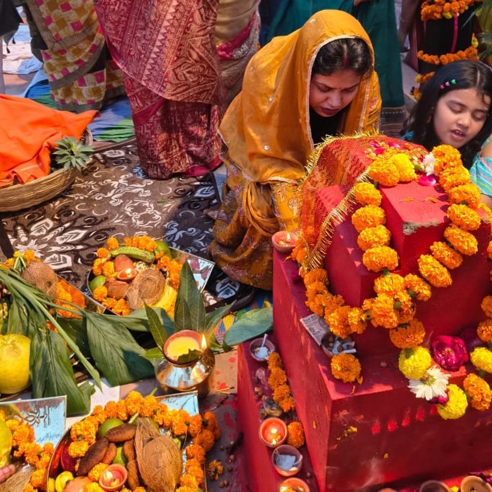 डूबते सूर्य को अर्घ्य देने उमड़ा जनसैलाब:छठ मइया के जयकारों से गूंजे घाट