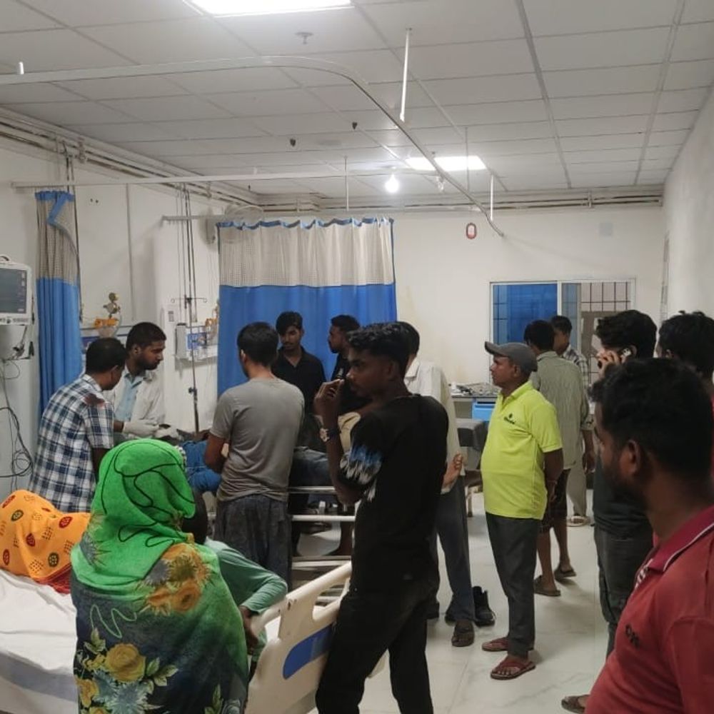 सीवान में बाइक-साइकिल की टक्कर में एक युवक गंभीर:छठ की खरीददारी को तेतहली बाजार निकले थे;पटना रेफर