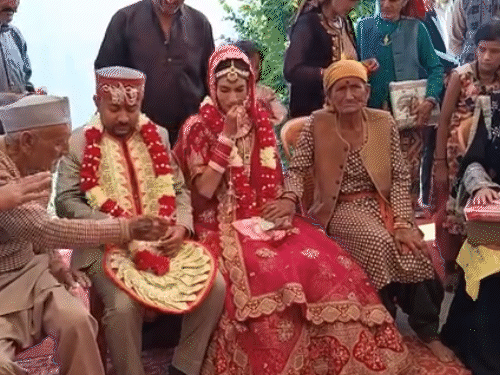 हिमाचल में बिना सात फेरे, मंत्रों के बगैर शादी:दो भाइयों ने संविधान की शपथ ली; मैरिज के कार्ड में भीमराव अंबेडकर की फोटो लगाई