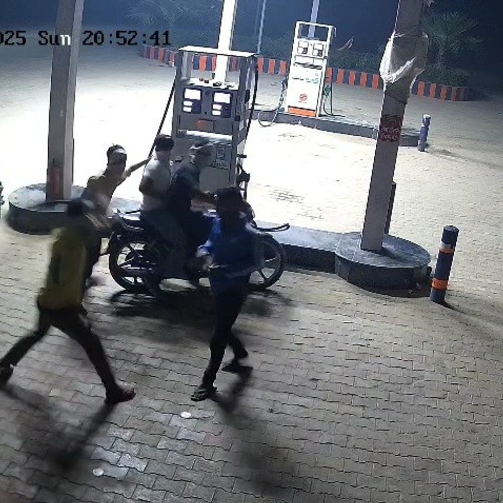 मथुरा में पेट्रोल पंप पर बदमाशों ने की मारपीट;VIDEO:सेल्समैन से पैसे छीनने की कोशिश, कर्मचारियों ने भगाया