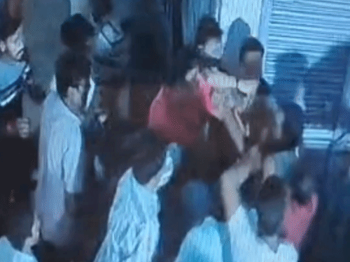बांदा में पुजारी से मारपीट, सोने की चेन लूटी:पुलिस कार्रवाई न होने पर DIG से लगाई न्याय की गुहार