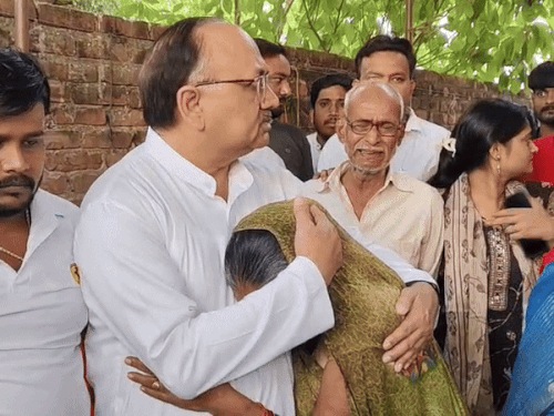 जहां अतीक दफनाया गया, वहीं दफन होंगे गुर्गे:प्रयागराज में रावेंद्र हत्याकांड पर बोले सीएम योगी के पूर्व मंत्री, परिजनों से मिलने पहुंचे थे घर