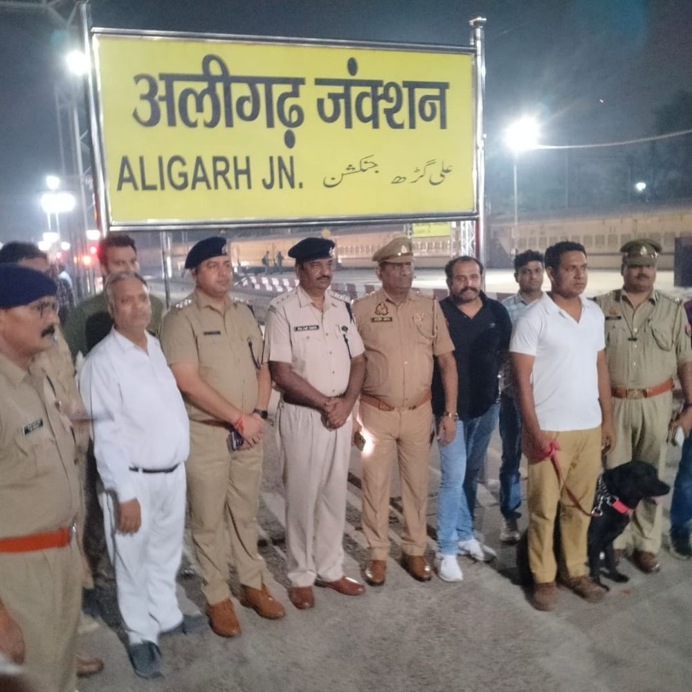 बम की फर्जी सूचना देने वाले पर हुई FIR:अलीगढ़ में पूजा स्पेशल ट्रेन में बम की सूचना पर मचा था हड़कंप, 40 मिनट रोकी गई थी ट्रेन