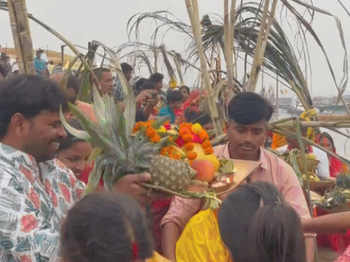छठ पर डूबते सूर्य को दिया अर्घ्य, तस्वीरों में देखिए:प्रयागराज के घाटों पर लाखों की भीड़, अखंड ज्योति के साथ घाटों पर पहुंचे