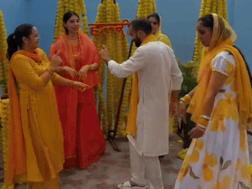 इंटरनेशनल बॉक्सर अमित पंघाल की शादी की रस्में शुरू:रोहतक में हल्दी लगाकर बान पर बैठाए, दादी संग नाचते का VIDEO सामने आया