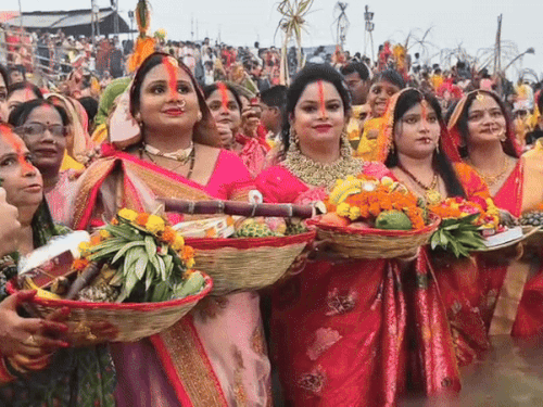 प्रयागराज में मौज़गिरी घाट पर छठ पूजा...VIDEO:महिलाओं ने अस्ताचलगामी सूर्य को अर्घ्य दिया, 36 घंटे का रखा निर्जला उपवास