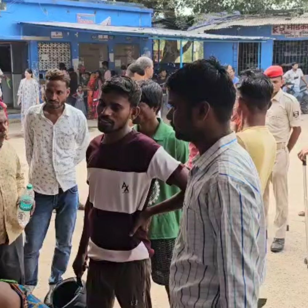 बांका में पेड़ से टकराई बाइक, चालक की मौत:साढु-साली घायल, रिश्तेदार के घर छठ का प्रसाद पहुंचाने जा रहे थे तीनों