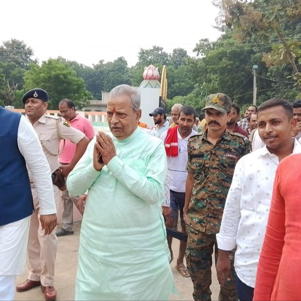 एनडीए प्रत्याशी राघवेंद्र प्रताप सिंह का तूफानी जनसंपर्क:दर्जनों गांवों का किया दौरा, कहा- मैं सेवक हूं, सात बार विधायक बनकर भी जनता के बीच हूं