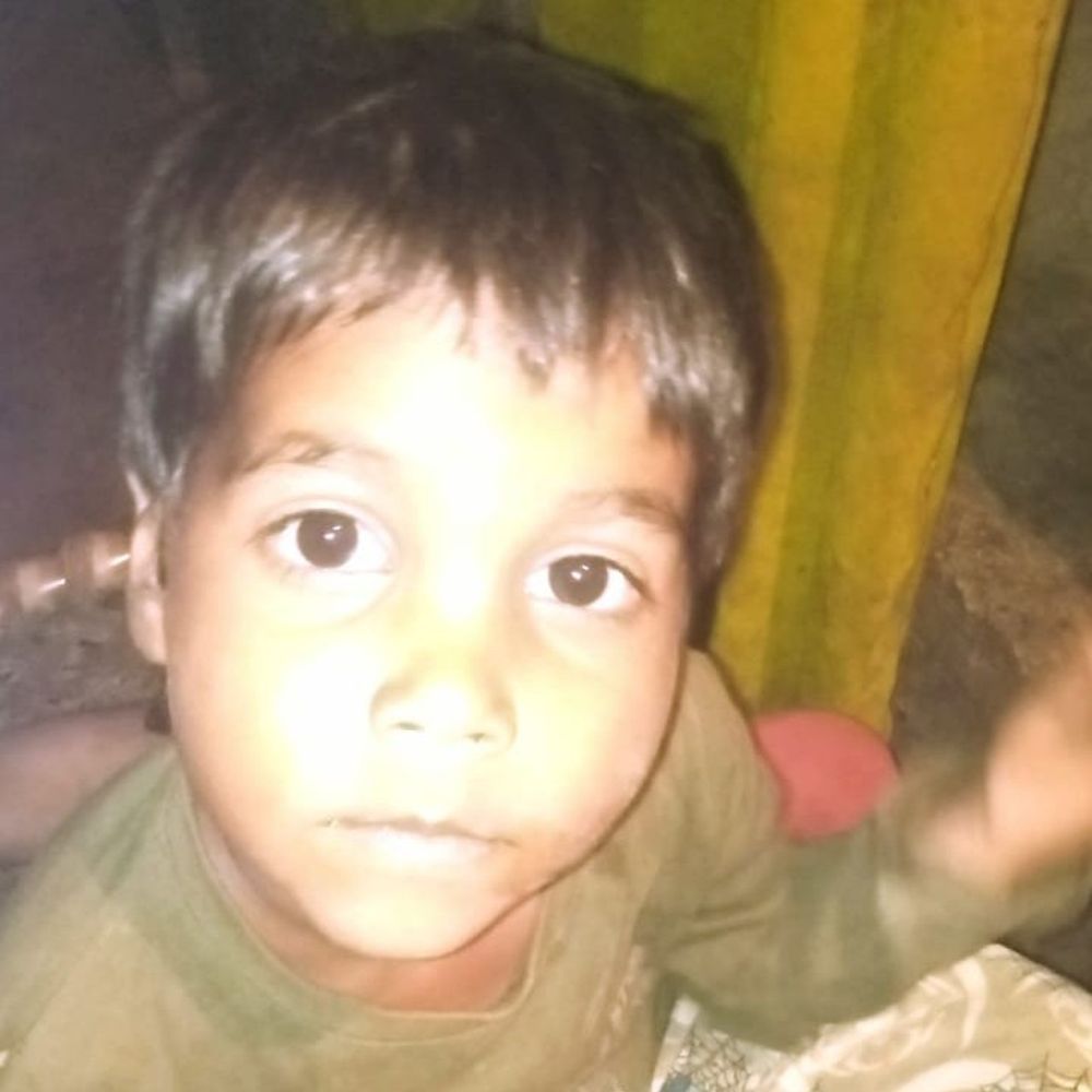 जालौन में मासूम की सर्पदंश से मौत:मूंगफली उठाते सांप ने डंसा, घर के आंगन में खेलते समय हुआ हादसा