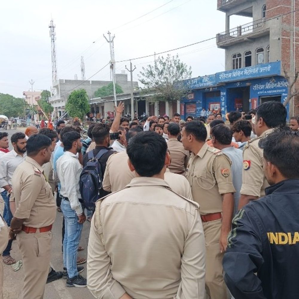 बुलंदशहर में अज्ञात बोलेरो की टक्कर से युवक की मौत:रामघाट कल्याण मार्ग पर परिजनों ने शव रखकर जाम लगाया, मौके पर पहुंची पुलिस