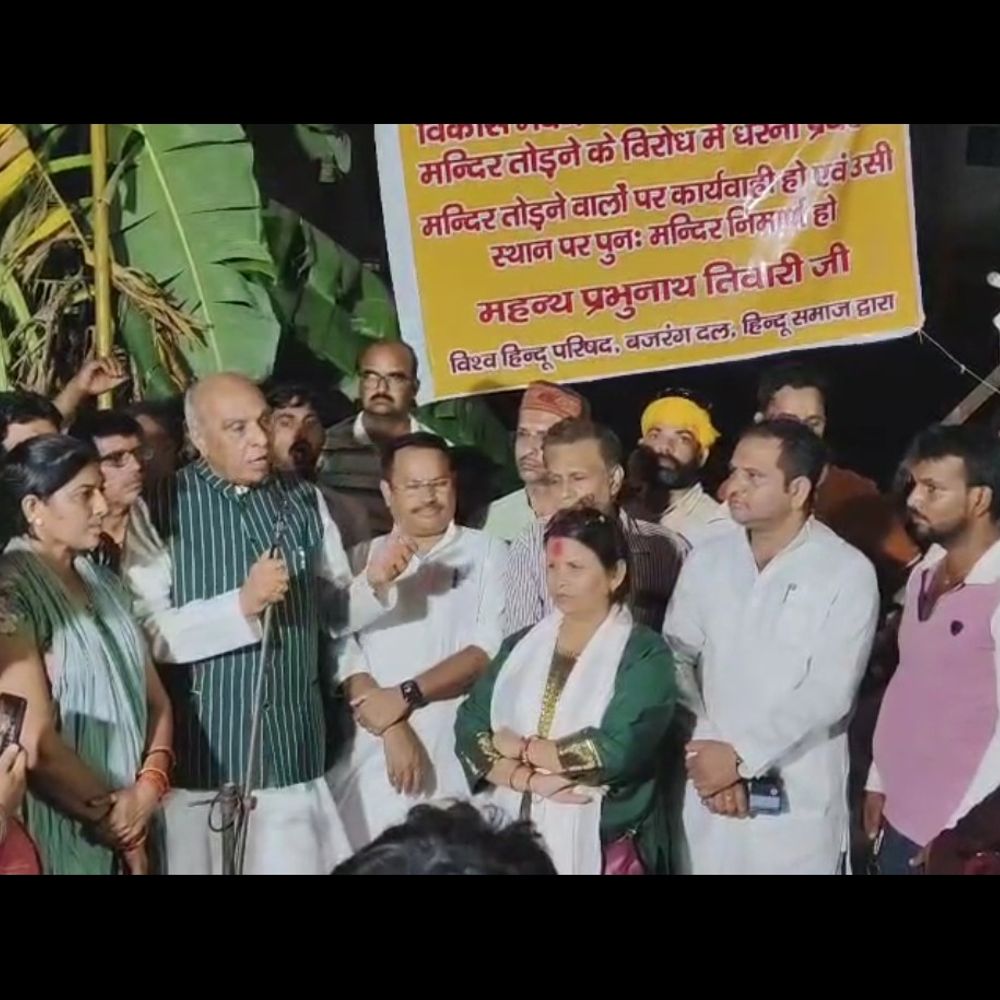 सिद्धार्थनगर के जिलाधिकारी डॉ. राजा गणपति आर का तबादला:दुर्गा मंदिर विवाद से जोड़कर देखा जा रहा, मंदिर तुड़वाने पर सांसद धरने पर बैठे थे