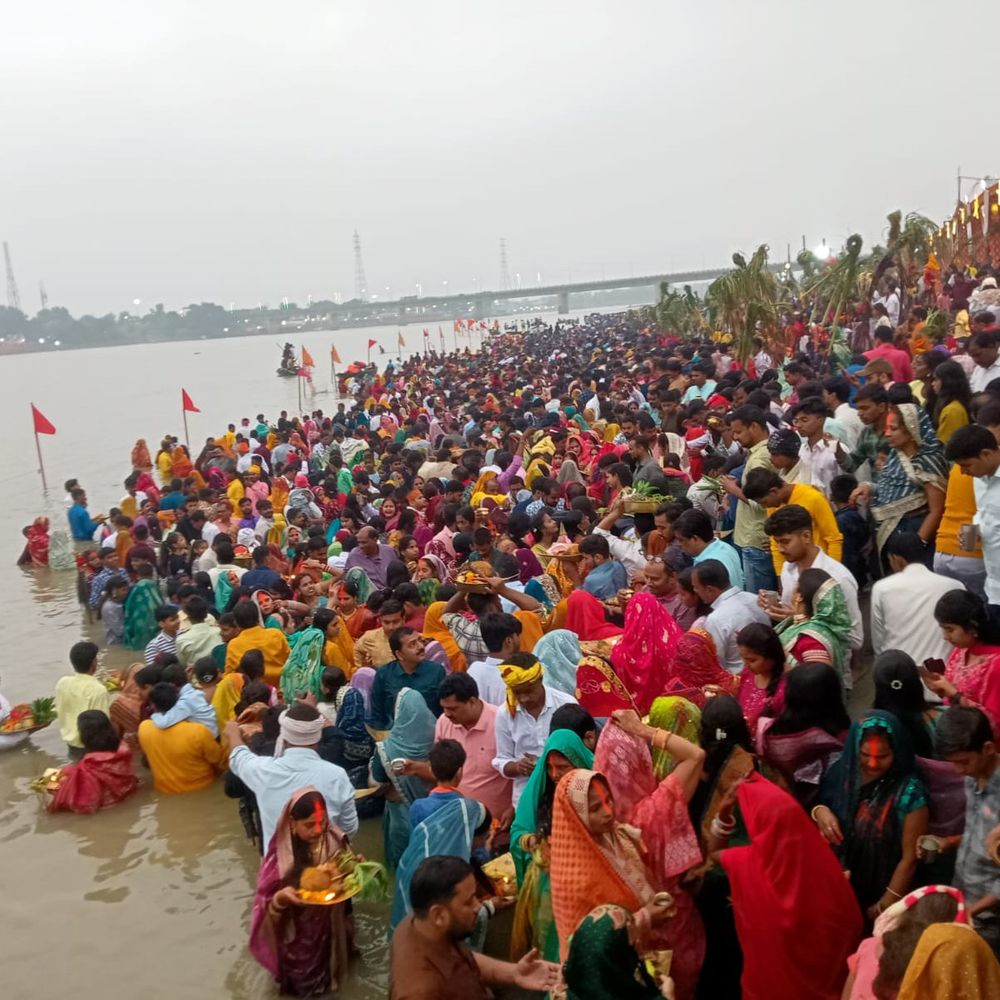 10 तस्वीरों में देखें मऊ का छठ महापर्व:तमसा नदी सहित घाटों पर व्रतियों ने की पूजा, कड़ी सुरक्षा व्यवस्था रही