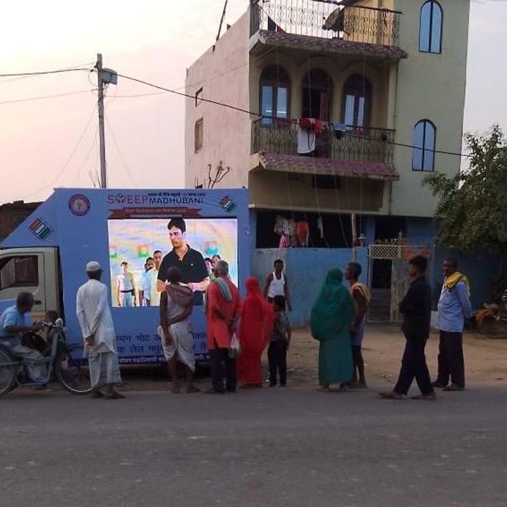 मधुबनी में मतदाता जागरूकता अभियान तेज:  एलईडी वाहनों से लोगों के मतदान के प्रति जागरूक किया जा रहा – Madhubani News