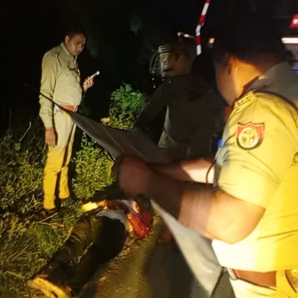 पीलीभीत में 3 ट्रकों की भिड़ंत, 3 लोगों की मौत:ट्रक चालक गंभीर, डीसीएम के परखच्चे उड़े; पुलिस ने यातायात कराया बहाल