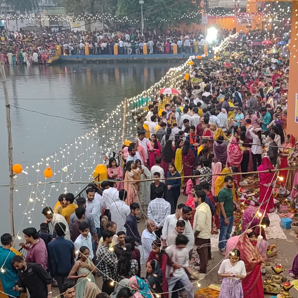 देवरिया में छठ पूजा, उगते सूर्य को दिया अर्घ्य:संतान व परिवार की समृद्धि के लिए की कामना, घाटों पर उमड़ा जनसैलाब