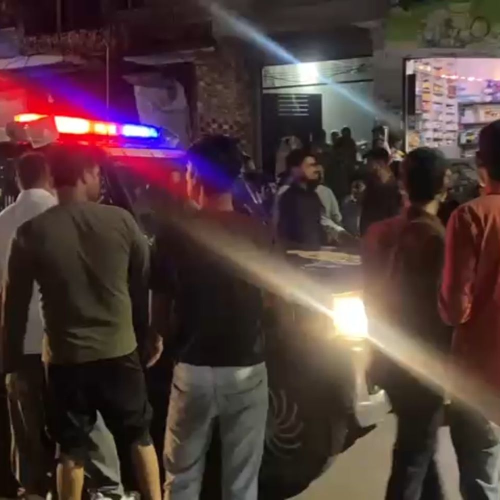 तेज रफ्तार पिकअप ने मारी टक्कर, ऑटो चालक की मौत:हरदोई में बाइकों से भी टकराई, कई घायल, आरोपी ड्राइवर फरार