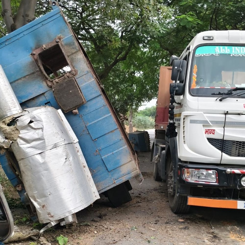 बांसी में सड़क पर गिरी ट्रेलर पर लदी मशीन:घंटे भर बाधित रहा आवागमन, बड़ा हादसा टला