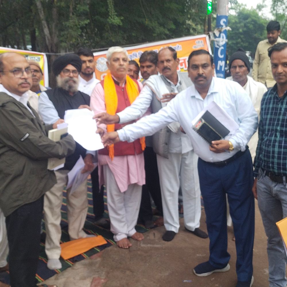 ललितपुर में आमरण अनशन पर बैठे किसान:पानी और माइनर लागौन का रोस्टर बदलने की मांग, 8 नवंबर तक पानी का आश्वासन