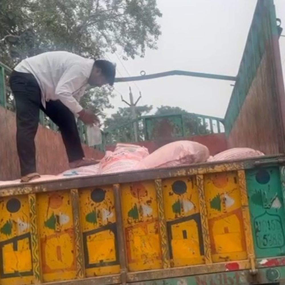 स्याना में नकली पोटाश से भरा ट्रक पकड़ाया:250 कट्टे बरामद, सहारनपुर से अलीगढ़ जा रहे थे, सैंपल को लैब भेजा