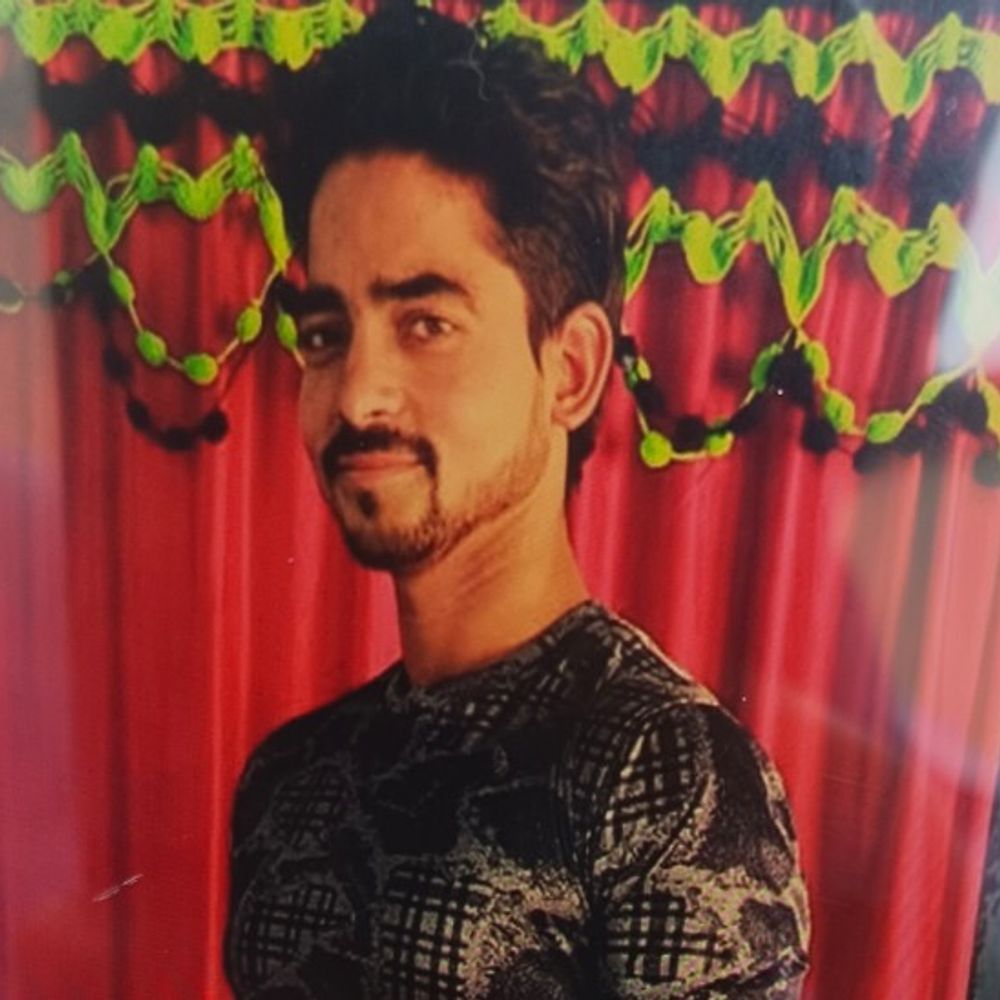 शाहजहांपुर में सड़क हादसे में युवक की मौत:दोस्त समेत 2 घायल, शादी का कार्ड बांटकर लौट रहा था